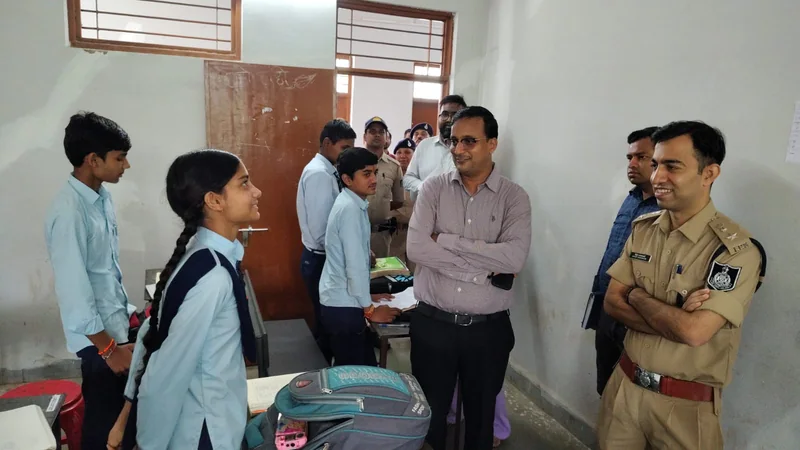 कलेक्टर ने विद्यार्थियों से संवाद कर परखा ज्ञान, सही उत्तर पर छात्रा को भेंट किया पेन