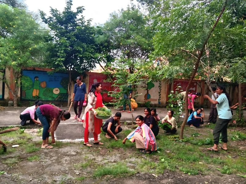 सेवा संकल्प अभियान के तहत पिछड़ा वर्ग पोस्ट मैट्रिक कन्या छात्रावास में छात्राओं ने किया श्रमदान